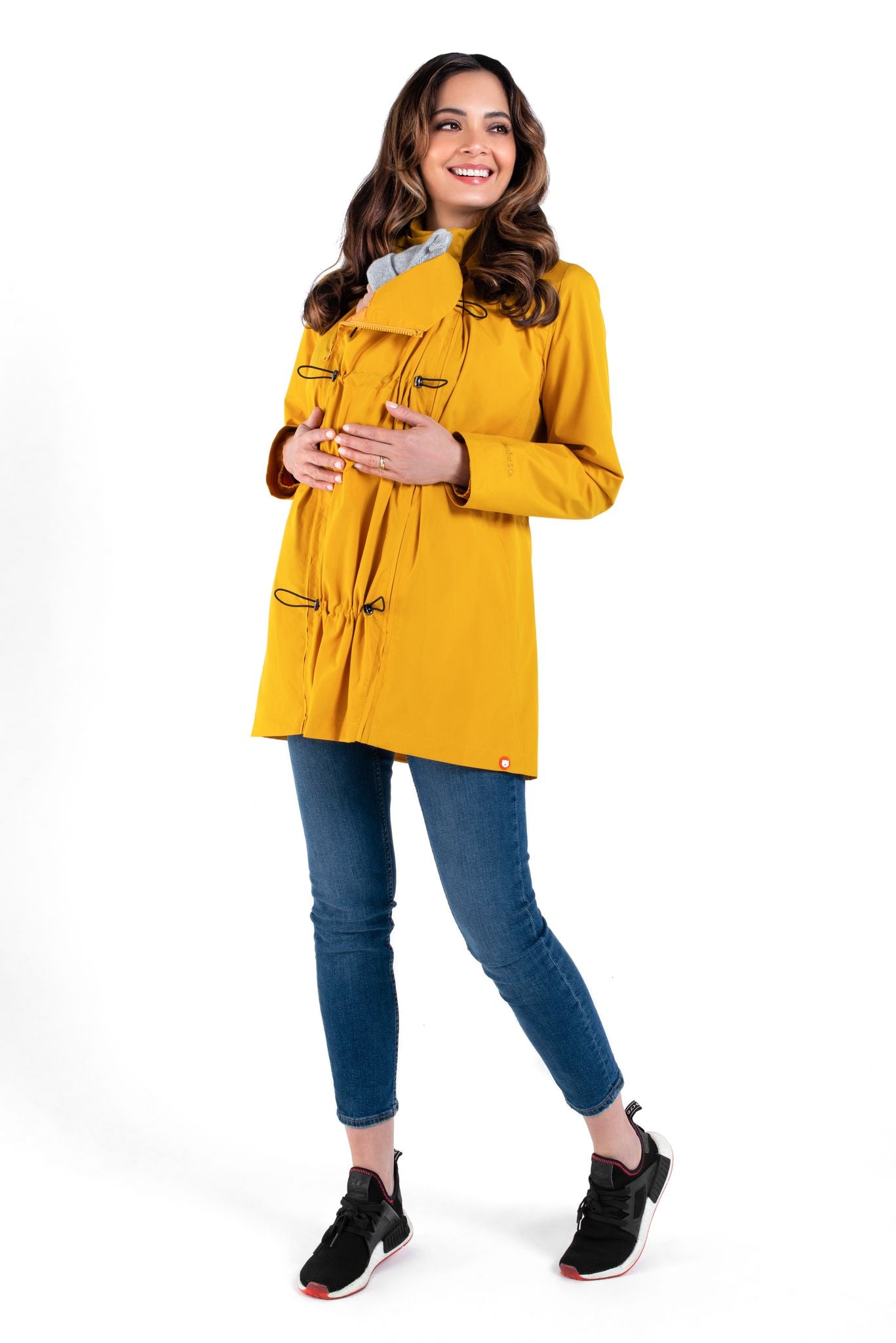 Detalhe do painel de transporte do casaco Numbat GO, mostrando o fecho e o tecido técnico repelente de água.