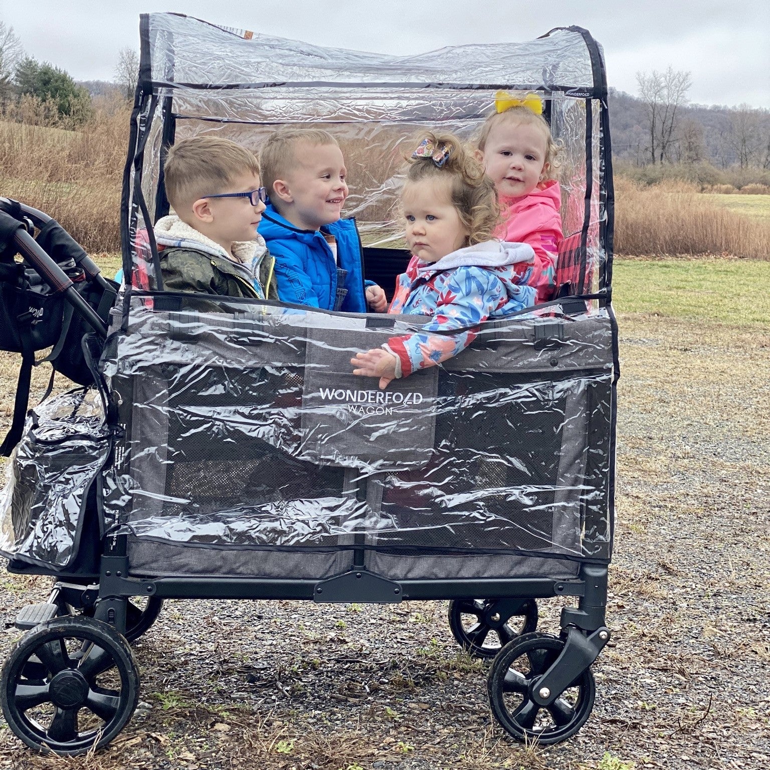 Organizador para Guiador Wonderfold Wagon, mostrando espaço para telemóvel, chaves e garrafa de água, facilitando o acesso dos pais.
