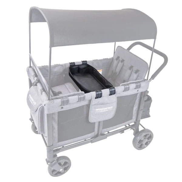 Carrinho vagão Wonderfold com capota e tabuleiro para lanches instalado, mostrando o acessório em contexto.