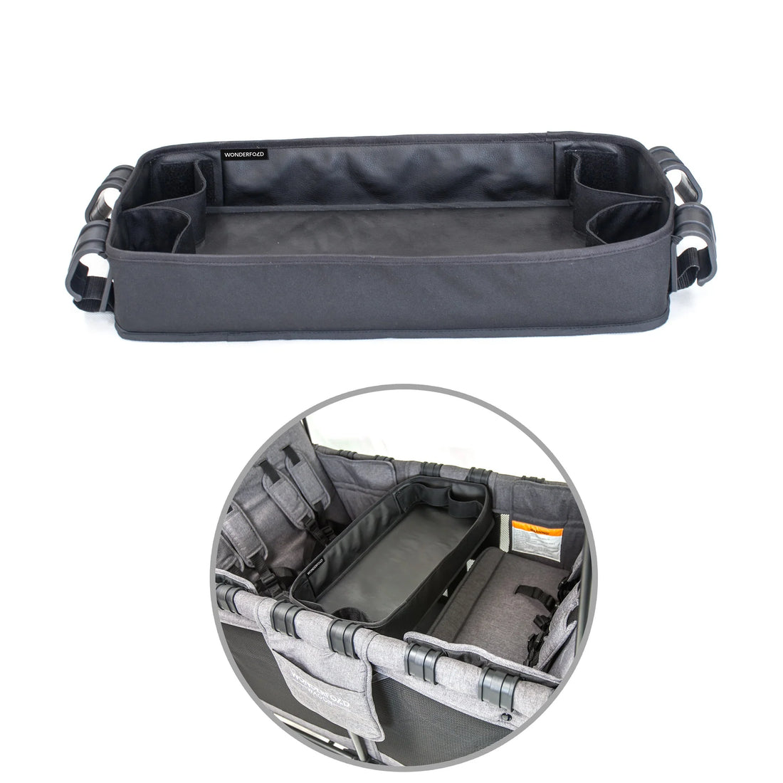 Criança feliz a comer snacks de um tabuleiro no interior de um carrinho vagão Wonderfold.