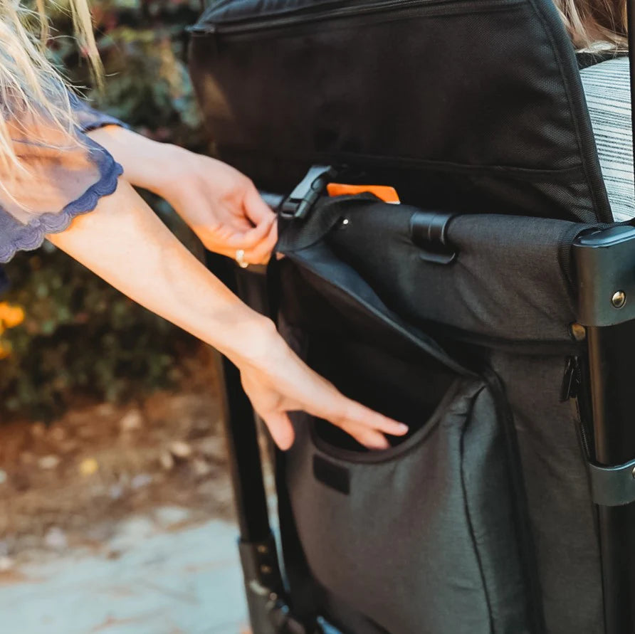 Wonderfold Wagon W4, carrinho vagão cinzento escuro para 4 crianças, dobrado e de pé, pronto para arrumação.