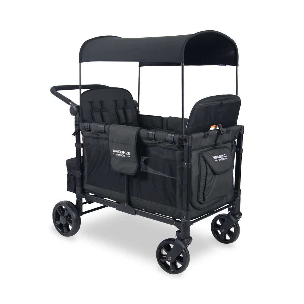 Wonderfold Wagon Serie W preto para 2 crianças, vista frontal 3/4. Carrinho vagão com capota e assentos.
