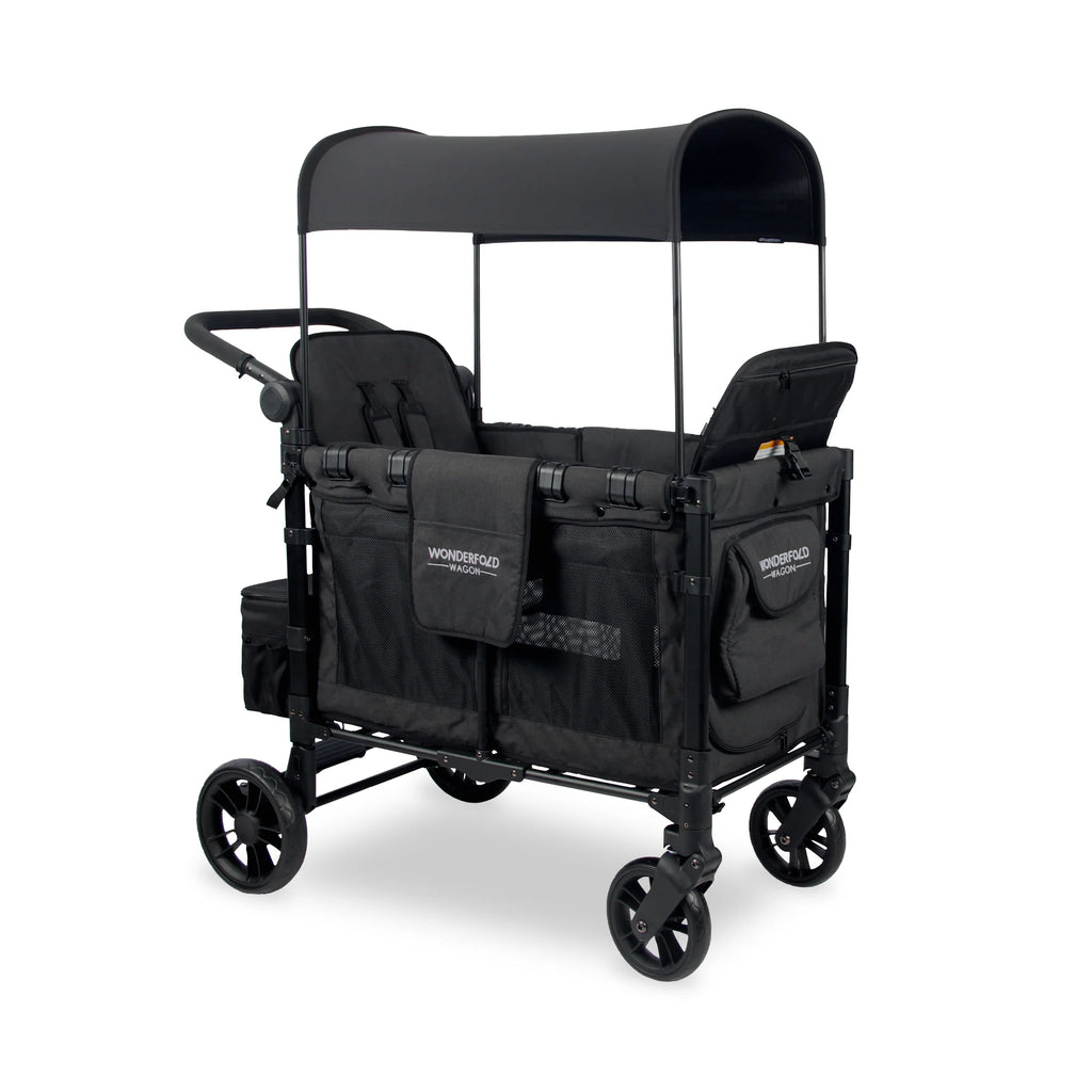 Wonderfold Wagon Serie W preto para 2 crianças, vista frontal 3/4. Carrinho vagão com capota e assentos.