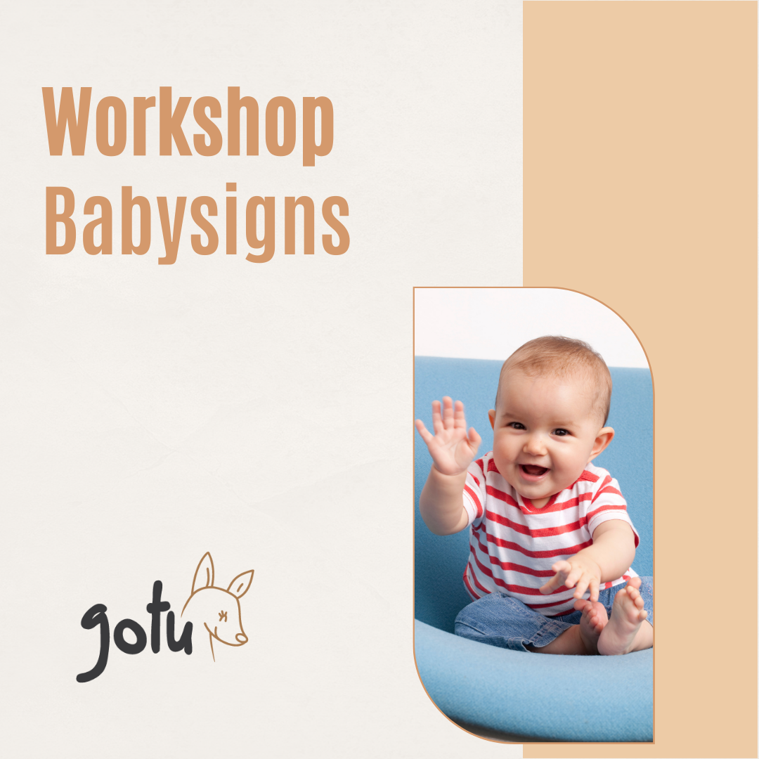 Bebé sorridente a usar o sinal de "mais" com as mãos, ilustrando a comunicação precoce do Workshop Babysigns Online.