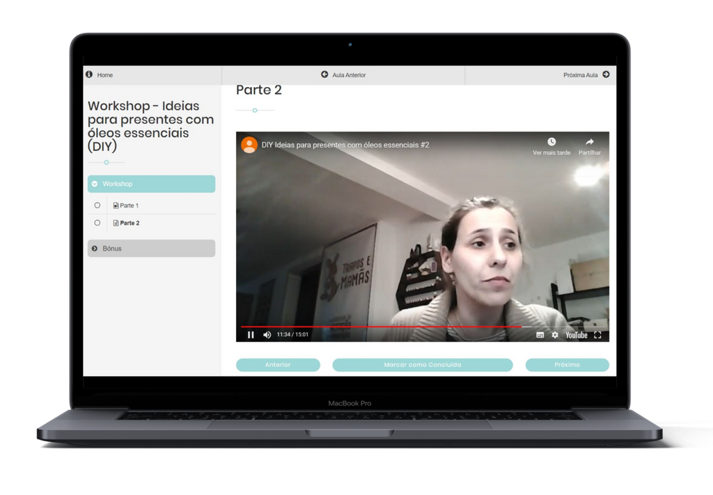 Detalhe de ingredientes naturais como óleos vegetais, cera de abelha e ervas, usados na criação de cosméticos DIY com óleos essenciais.