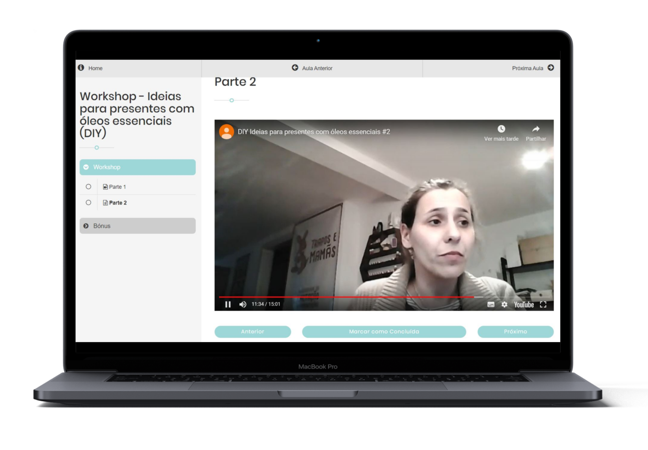 Detalhe de ingredientes naturais como óleos vegetais, cera de abelha e ervas, usados na criação de cosméticos DIY com óleos essenciais.