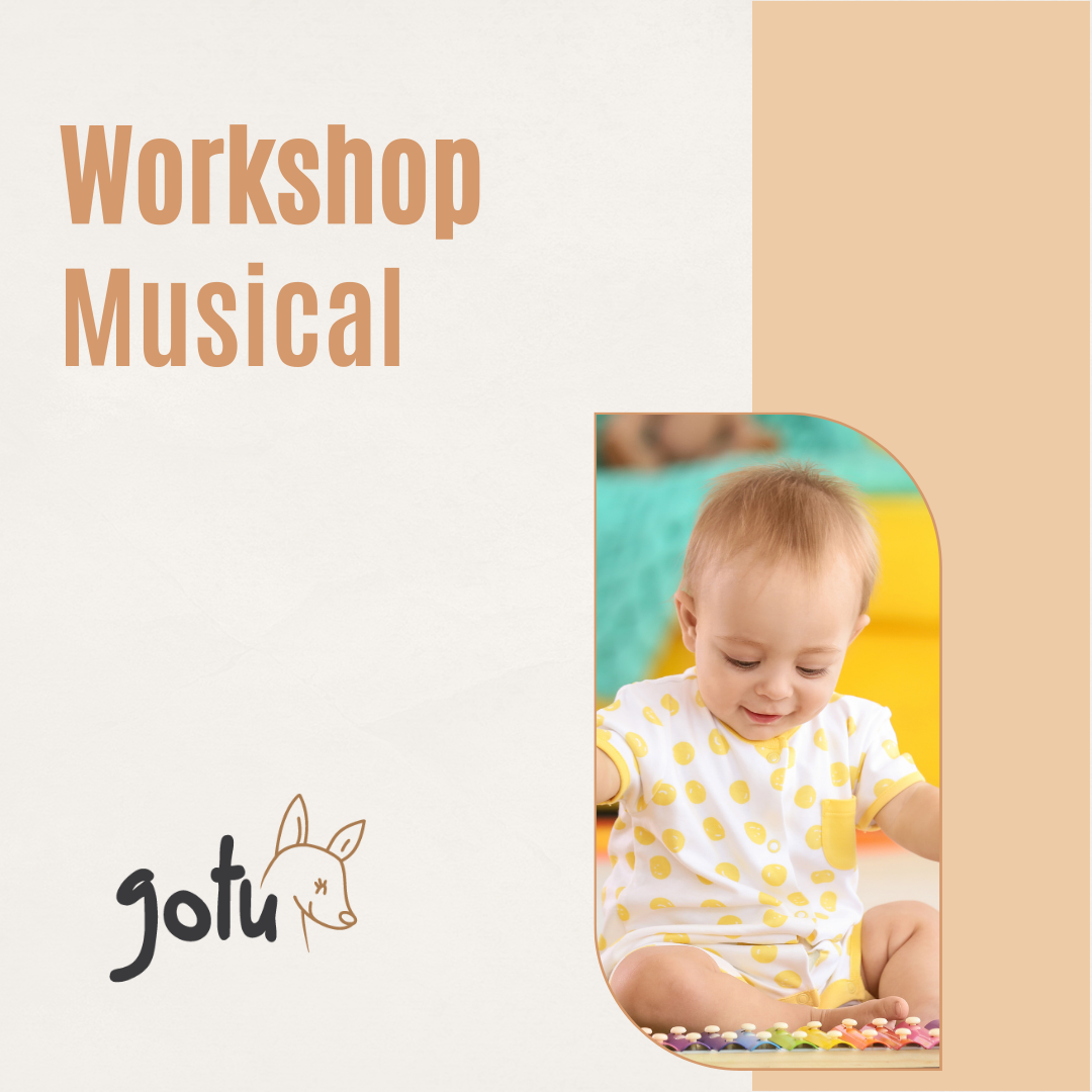 Bebé sorridente a tocar um tambor colorido durante o Workshop Musical, promovendo a interação familiar e a descoberta de sons.