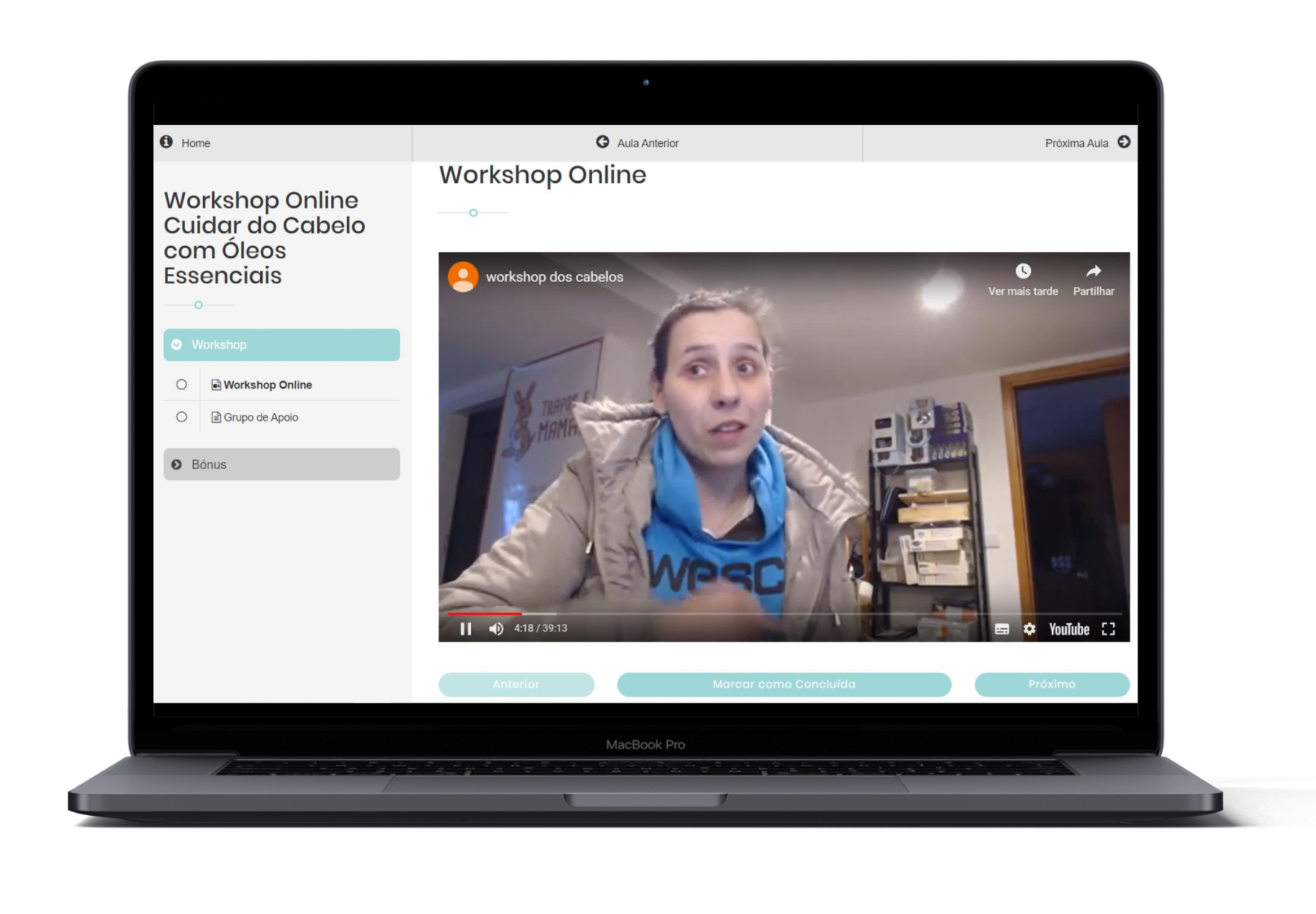 Close-up de frascos de óleos essenciais naturais e ingredientes botânicos, destacando a pureza dos componentes do workshop.