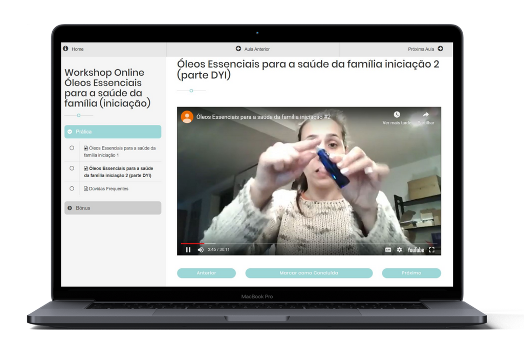 Detalhe visual de frascos de óleos essenciais e um difusor, ilustrando o tema do workshop de aromaterapia.
