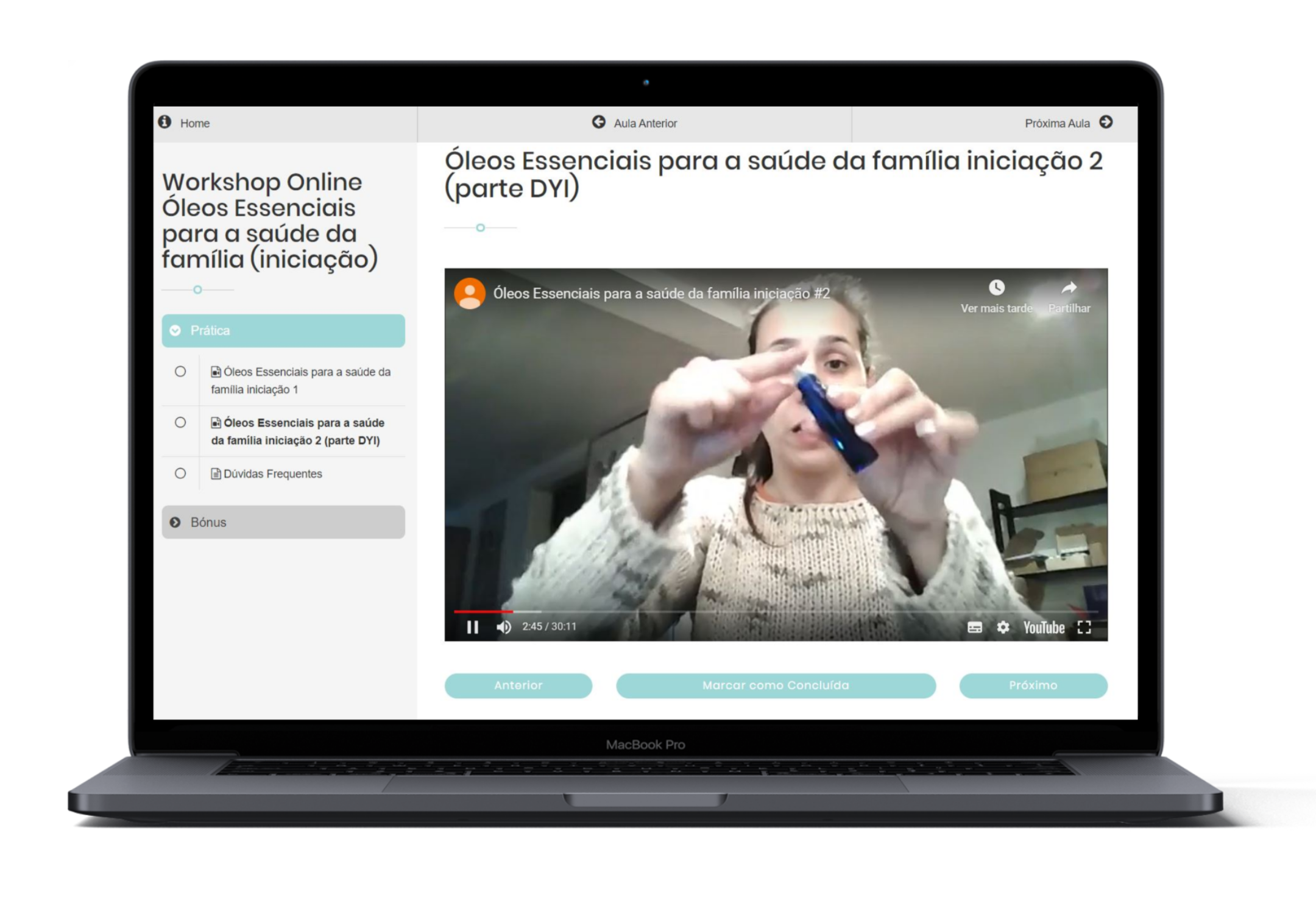 Detalhe visual de frascos de óleos essenciais e um difusor, ilustrando o tema do workshop de aromaterapia.