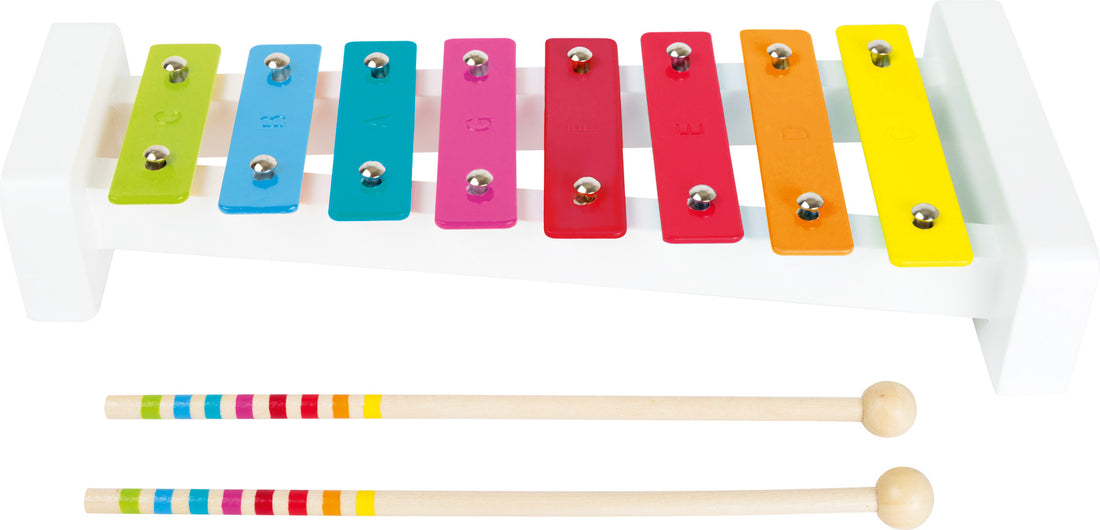 Xilofone Sound da small foot, em branco com teclas coloridas, dois badalos de madeira, fundo branco.
