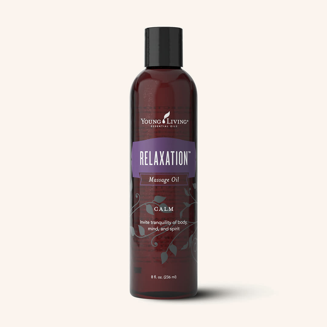 Frasco de 236ml do Óleo de Massagem Relaxation da Young Living, com rótulo branco e detalhes em verde, exibindo a marca e o nome do produto.