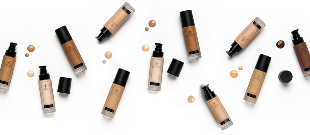 Detalhe da textura cremosa e leve da base líquida Savvy Minerals aplicada numa superfície branca, realçando a facilidade de espalhar.