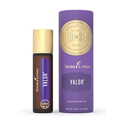 Young Living Valor Roll-On 10ml, frasco de óleo essencial com aplicador roll-on, focado no rótulo com o nome "Valor".