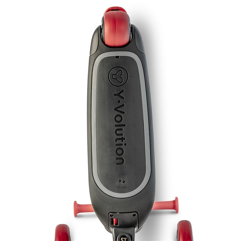 Vista superior da plataforma da trotinete Yvolution Nua, em preto com detalhes em vermelho, mostrando a marca Y-volution e o acabamento antiderrapante.