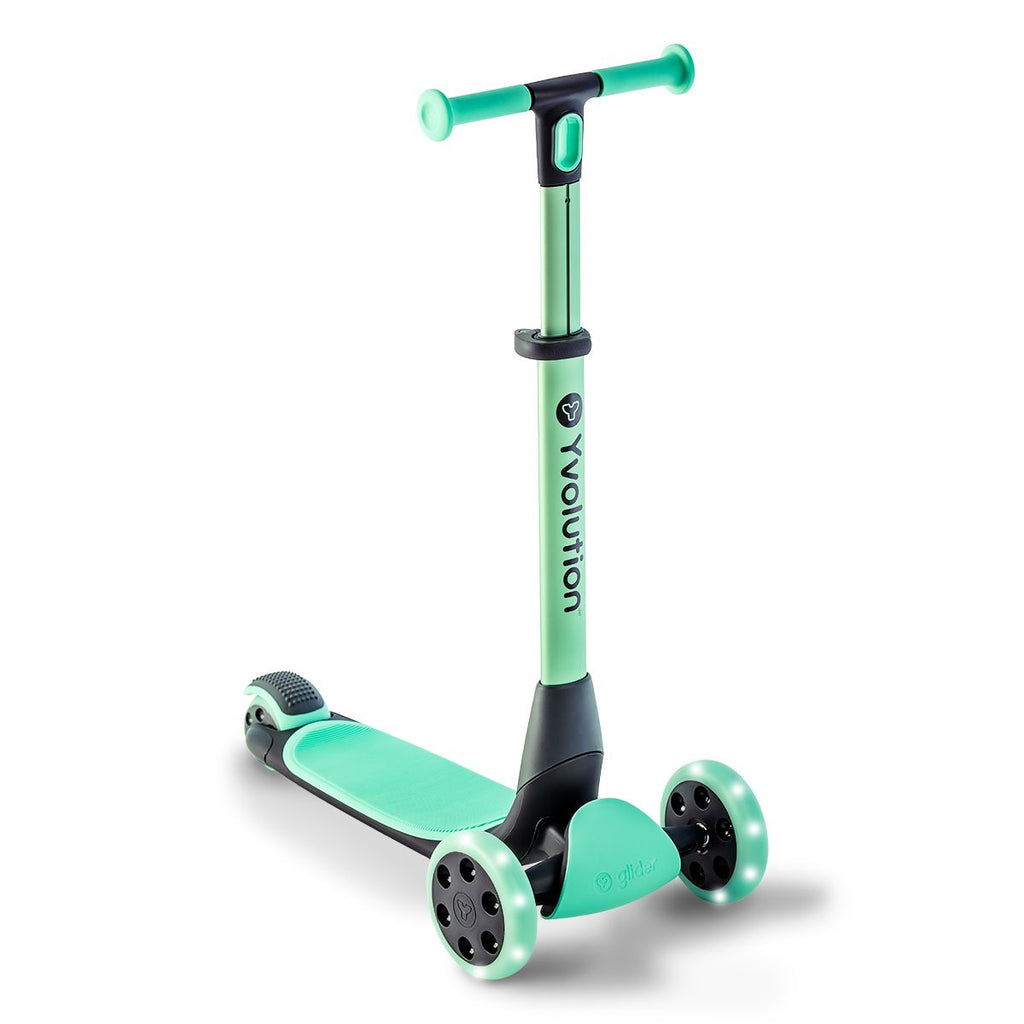 Criança a utilizar a trotinete Yvolution de 3 rodas, demonstrando a estabilidade proporcionada pelo design de três rodas.