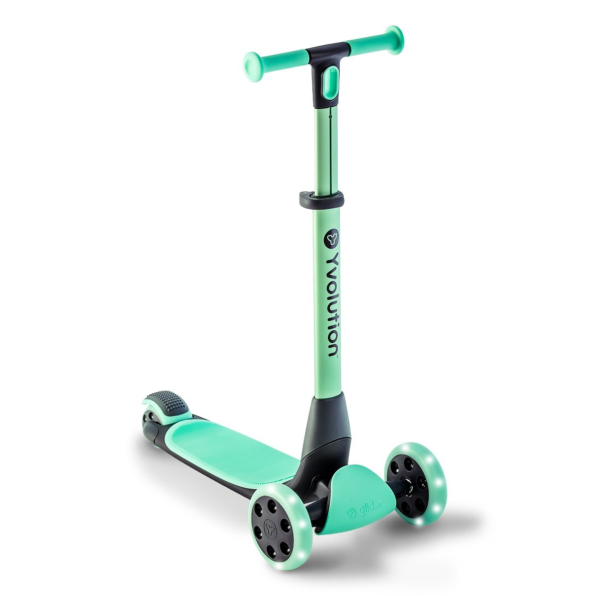 Criança a utilizar a trotinete Yvolution de 3 rodas, demonstrando a estabilidade proporcionada pelo design de três rodas.