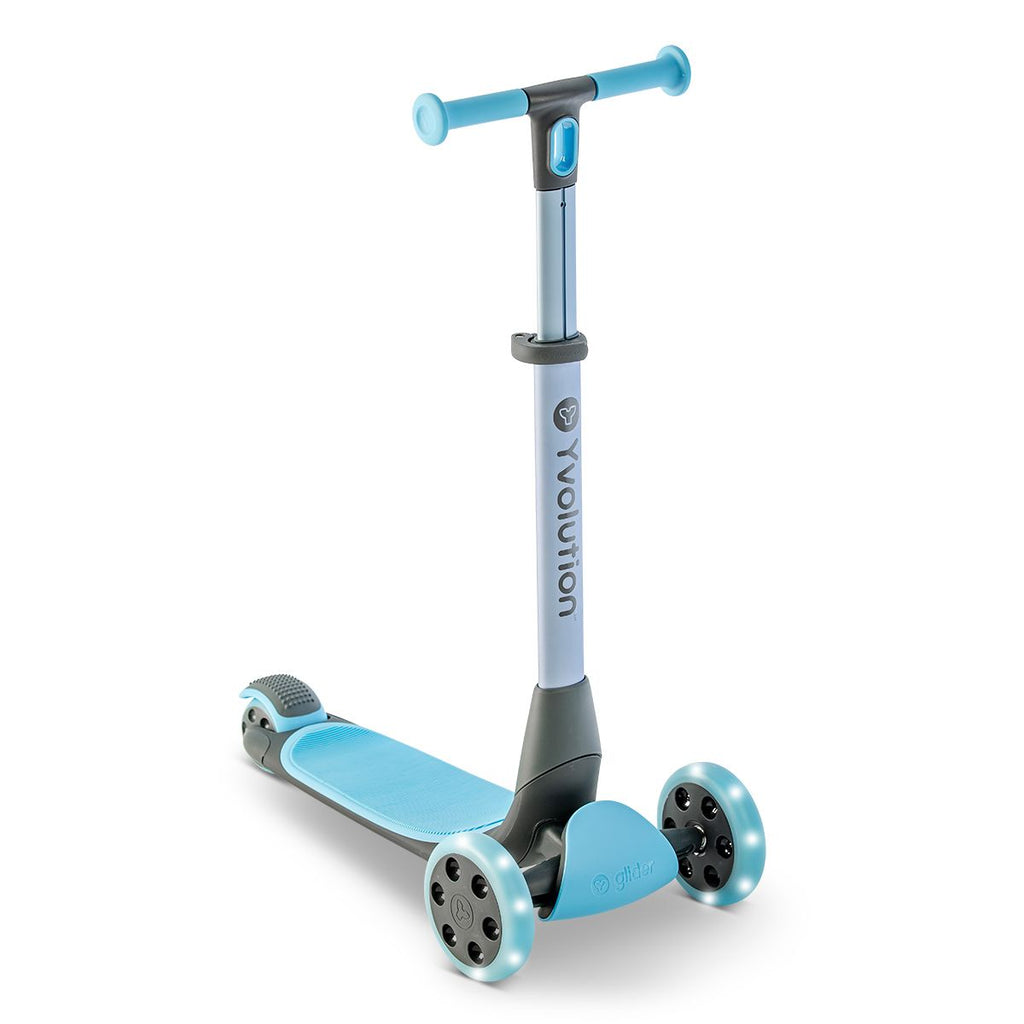 Criança a utilizar a trotinete Yvolution Nua, demonstrando a facilidade de condução proporcionada pelo design de três rodas.