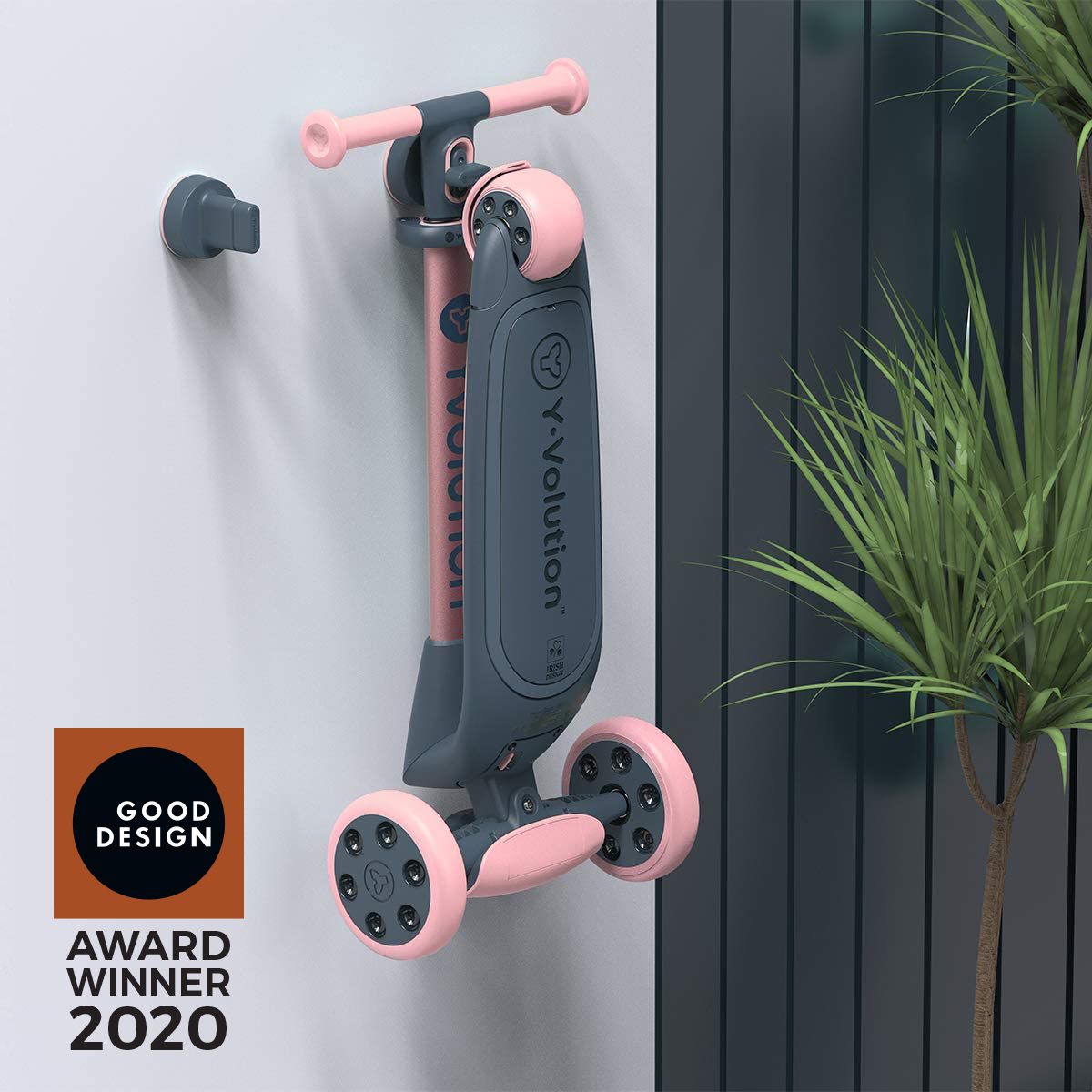 A trotinete Yvolution Nua em diferentes cores disponíveis (se aplicável, ou apenas a cor principal) com foco na roda traseira extra larga para estabilidade.